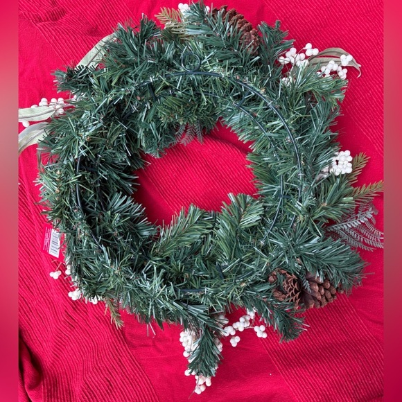NWT faux white berry wreath Christmas 24” inches - Picture 4 of 6